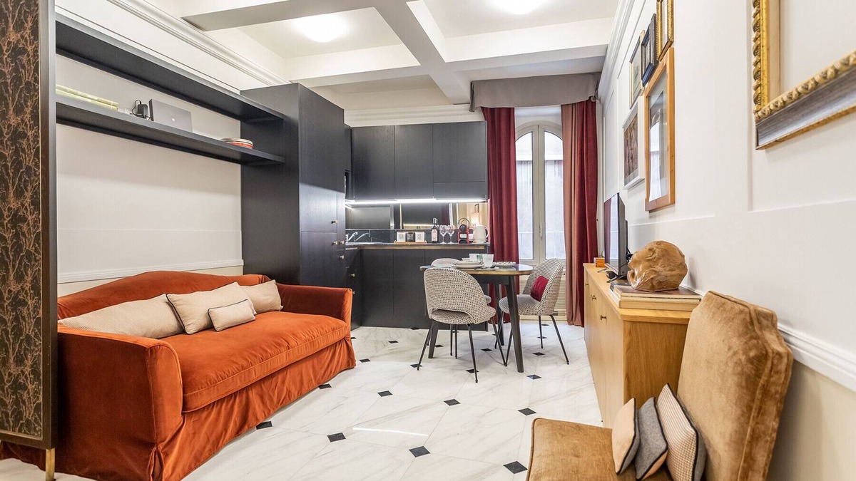 Rione III Colonna Apartment | Stylish Spanish Steps Retreat