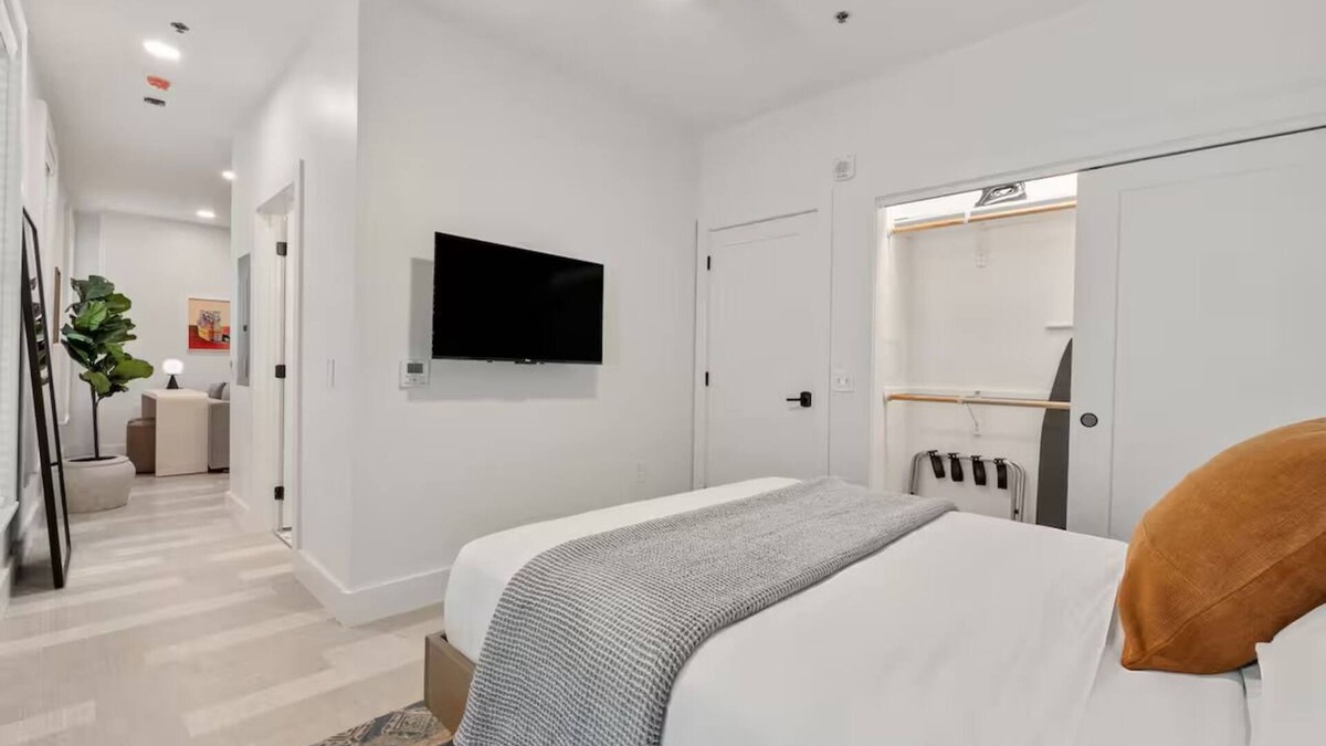 Main - Military Plaza Hotel | Stylish Stay in Best Location—Perfect for Exploring Downtown | 2 Unit