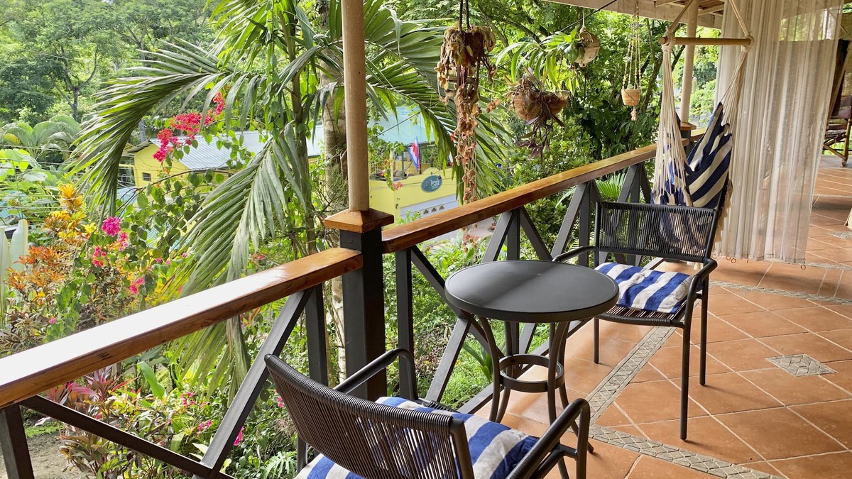 Valle Pura Vida Apartment | Stylish studio apt with a veranda, parking and full kitchen. For 2-3 people.
