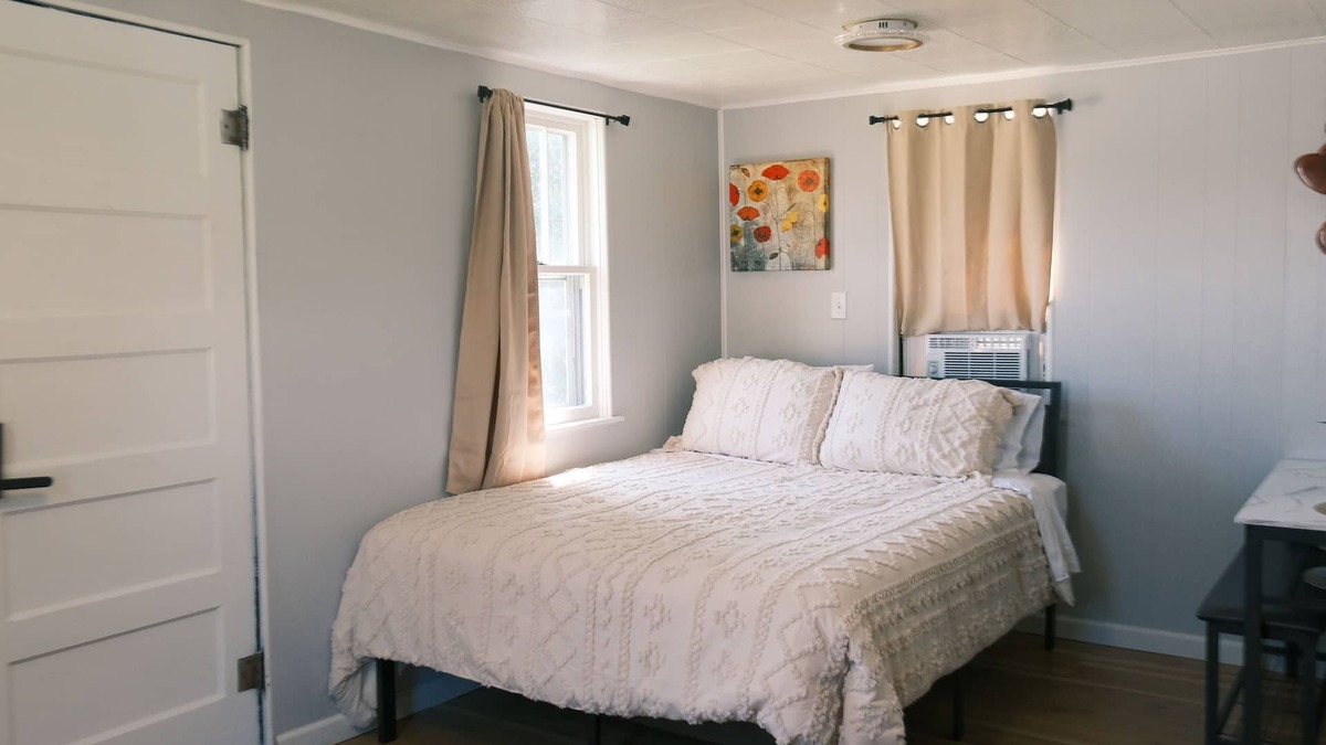 St Ignace Cabin | Stylish Studio Cabin in St. Ignace – Near Mackinac Ferry, WiFi & AC