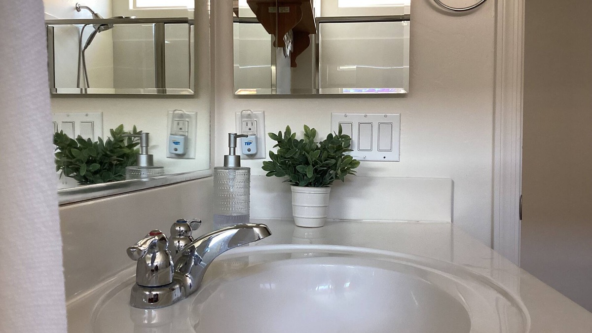Tucson Apartment | Stylish studio with kitchenette, Private entry. Fast Wi-Fi. & Near to hospitals,