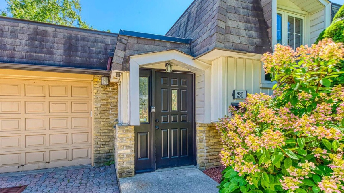 West Oakville House | Stylish Suburban 2BR Bungalow