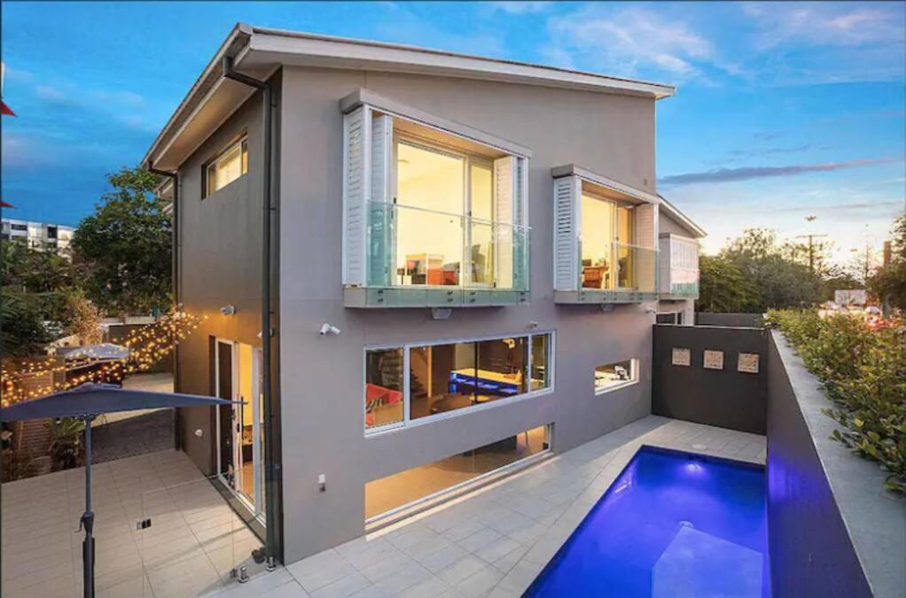 Surfers Paradise Villa | Stylish Surfers Paradise Haven 4BR4B Stunning Pool 2