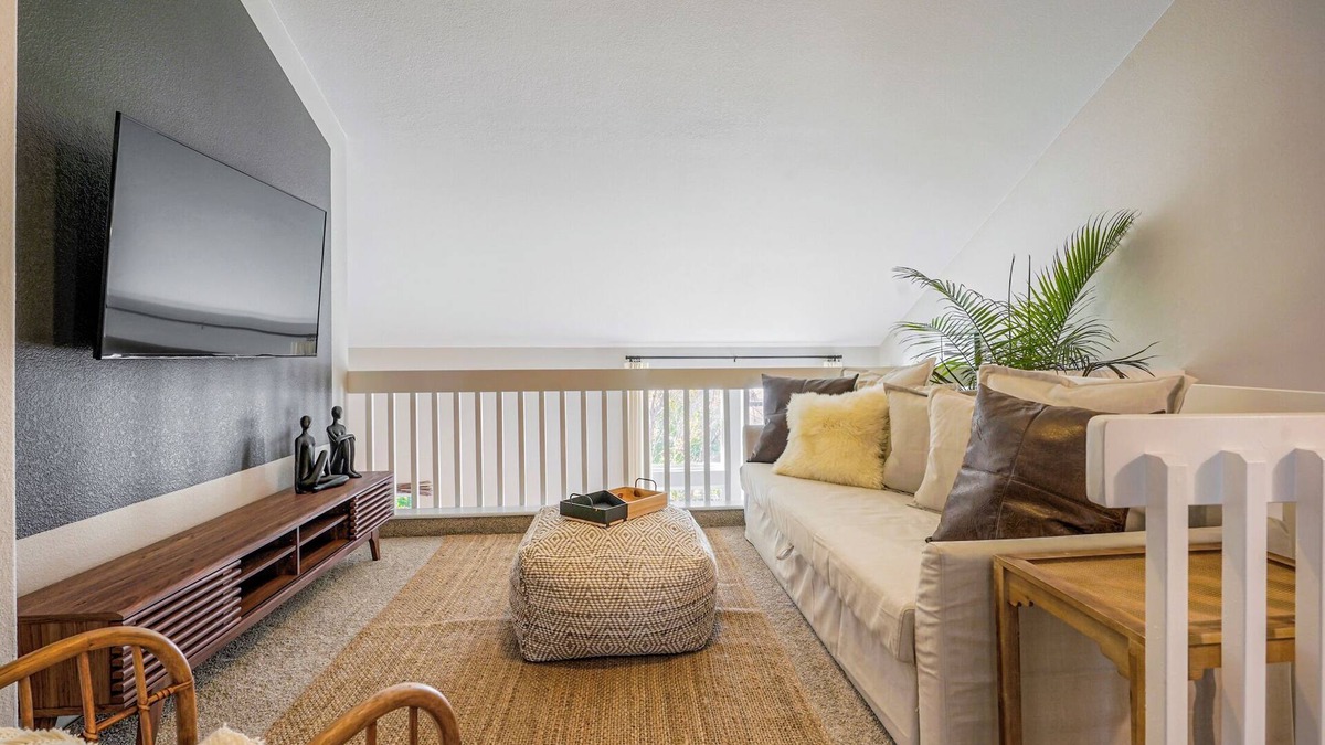 Barths House | Stylish Townhouse w/Spa-like Décor!