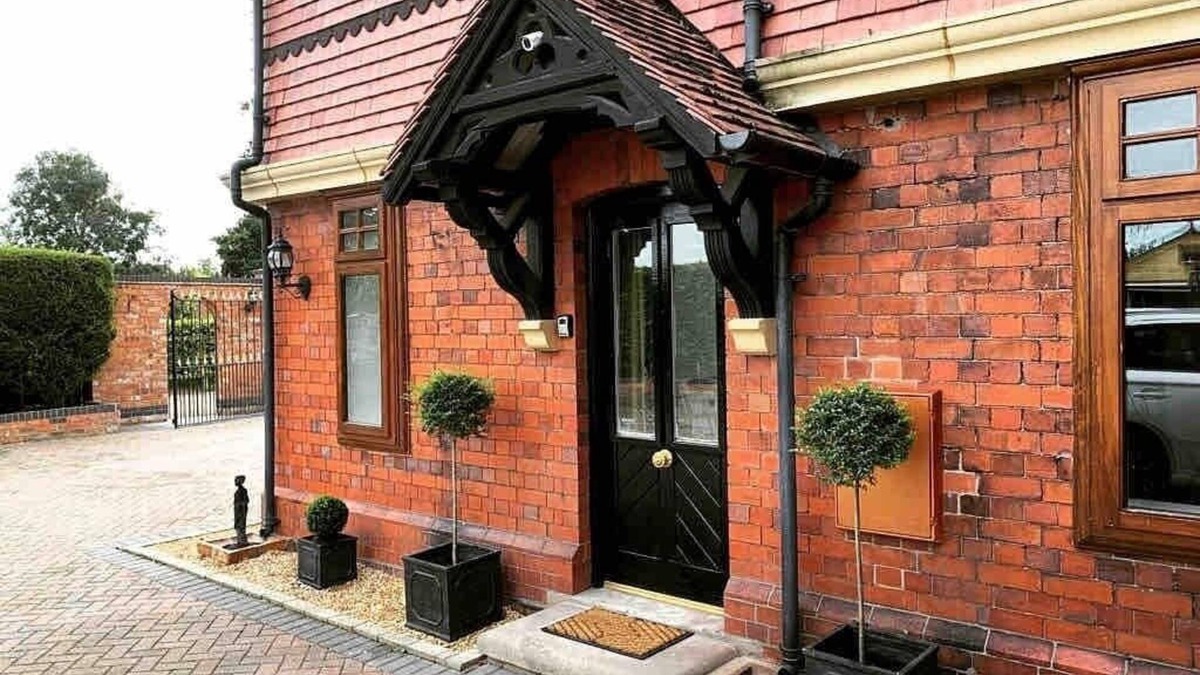 Worleston Condo | Stylish two bedroom apartment near Rookery Hall