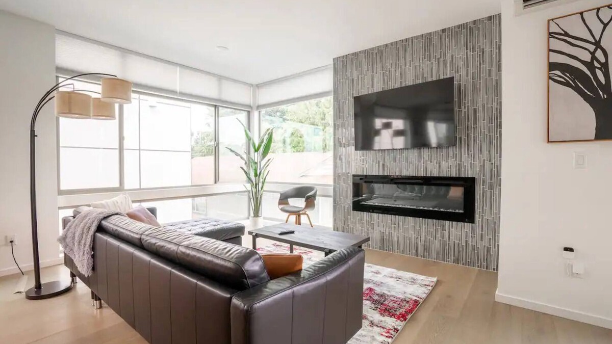 Atlantic House | Stylish Urban Retreat w/Rooftop Deck