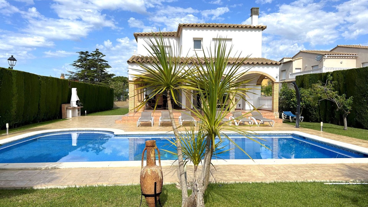 Sant Pere Pescador Villa | Stylish villa with private pool in Bay of Roses