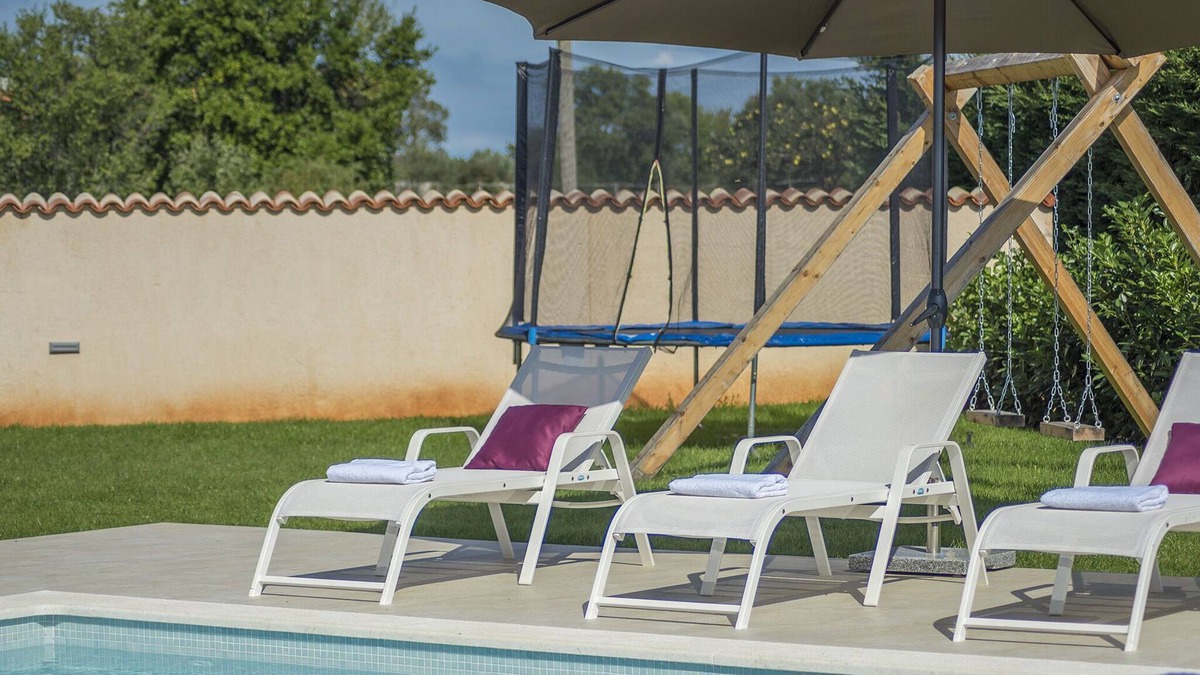 Loborika Cabin | Stylish Villa with pool and fenced garden,ideal for relaxing family holidays