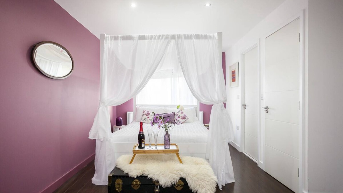 West Green House | Stylish well equipped home - with air con & FREE BREAKFAST!