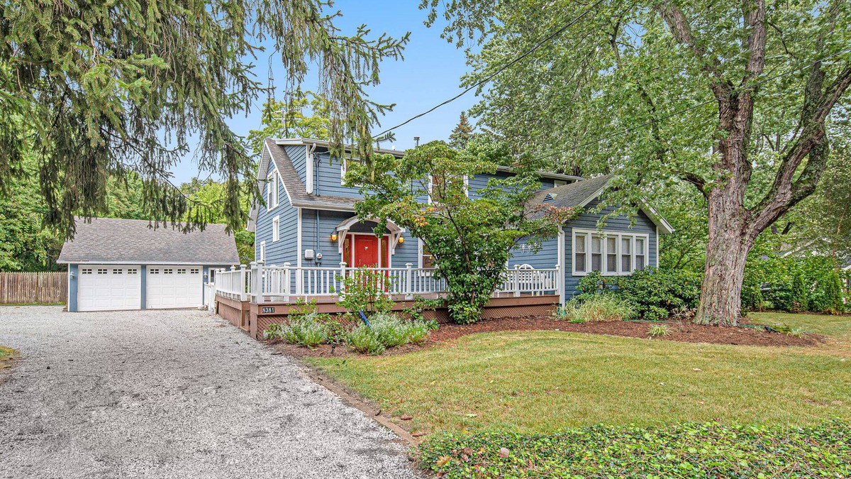 Lakeside House | Stylish & Well-Equipped Home with Private Outdoor Pool, WiFi, Deck, Gas Grill