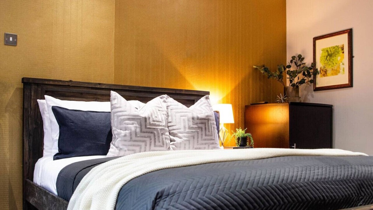 Yeovil Apartment | Stylish Work Retreat: Gym Membership Included