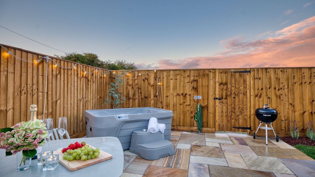 Burford Cottage | Stylishly dog friendly with hot tub - The Mews at Sturt Farm Courtyard