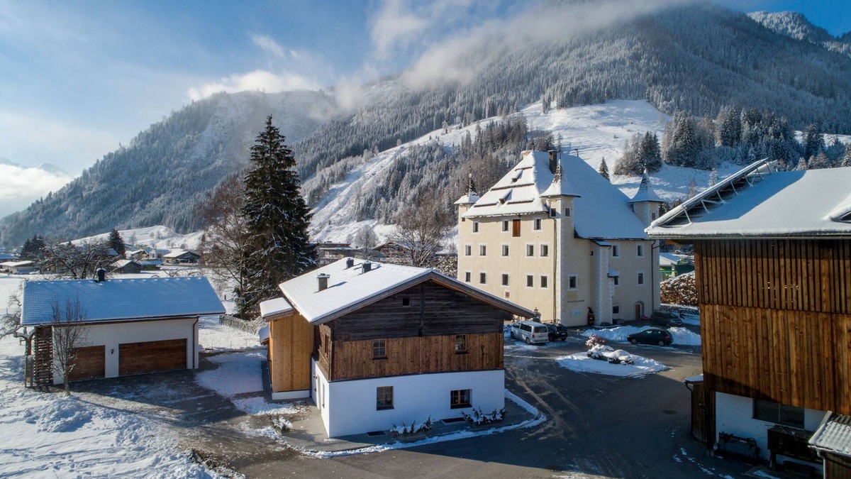 Maishofen Ski Chalet | Stylishly renovated Moarhaus Chalet with private sauna