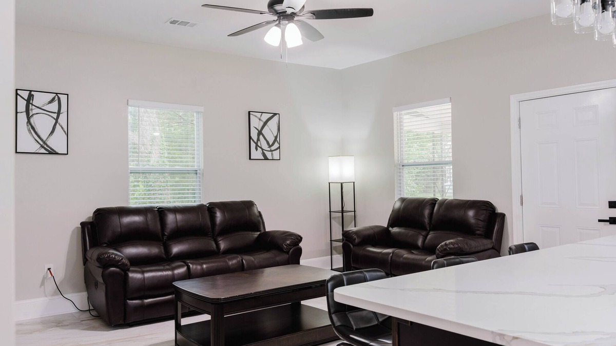 Macon House | Stylishly Retreat with Furnishing