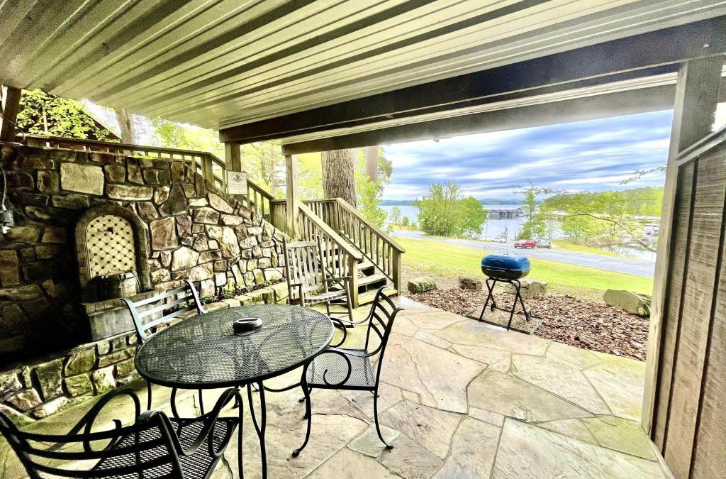 Mount Ida Hotel | SU15, Spacious studio with full kitchen, dining table and rock patio overlooking the lake! Hotel Room