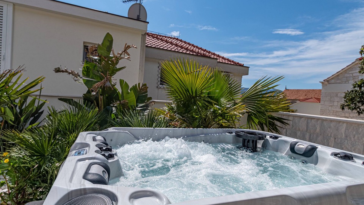 Cove Tri Zala (Zrnovo) House | Suartini Jacuzzi Apartment