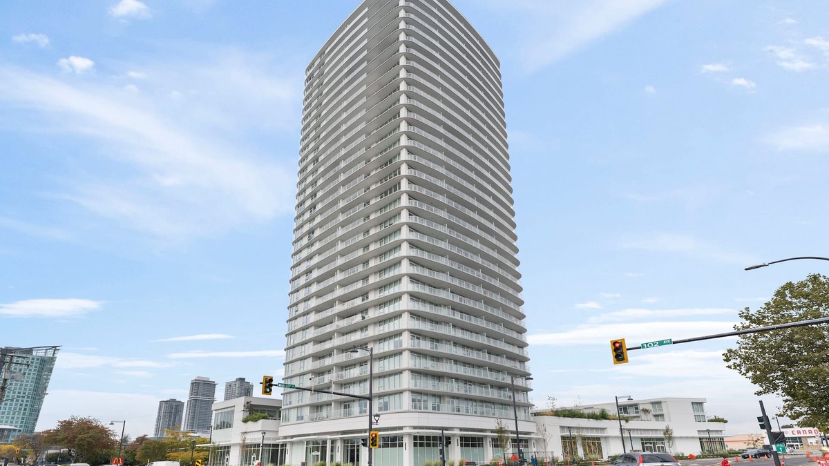 Surrey Apartment | Sub-Penthouse 2 bed 2 bath in Downtown Surrey