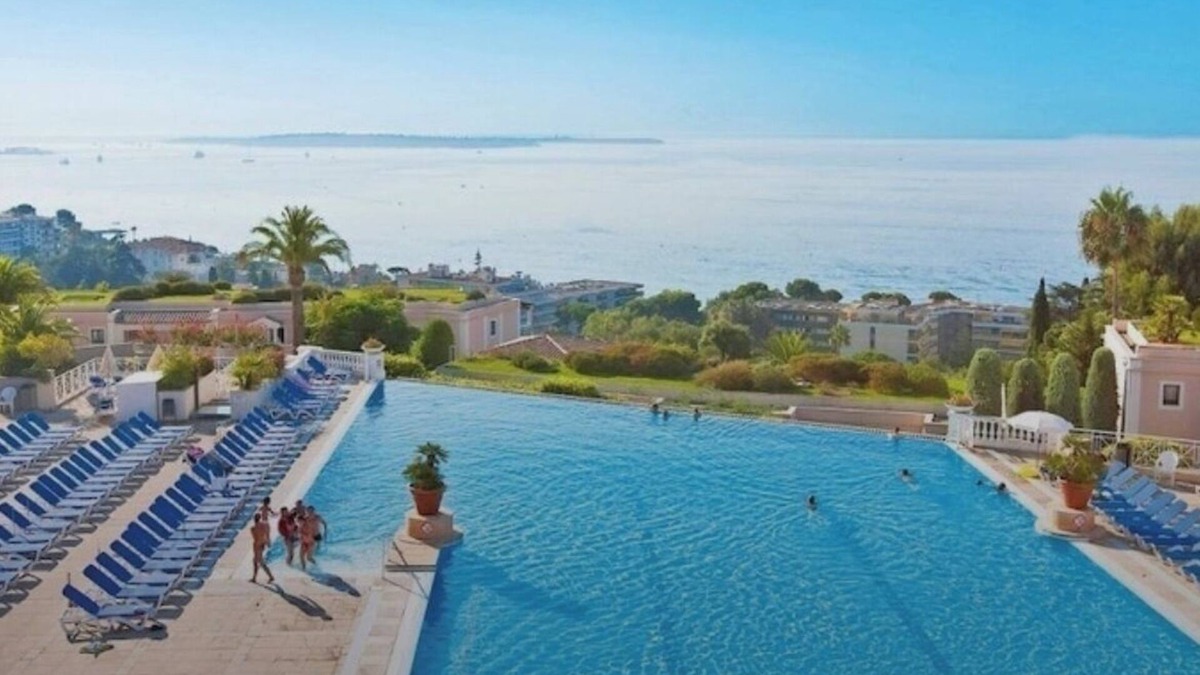 La Croix des Gardes Apartment | Sublime Cannes apartment with sea view terrace - sleeps 6, pets welcome