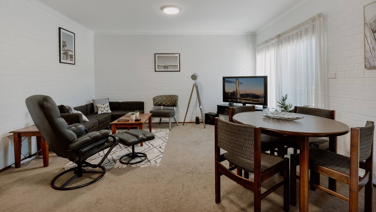 Belconnen House | Suburban 2-Bed Townhouse Short Distance From Shops