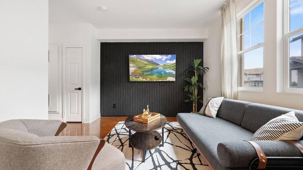 San Diego Apartment | Suburban Luxury Apartment close to Apple and Sharp Rees Stealy