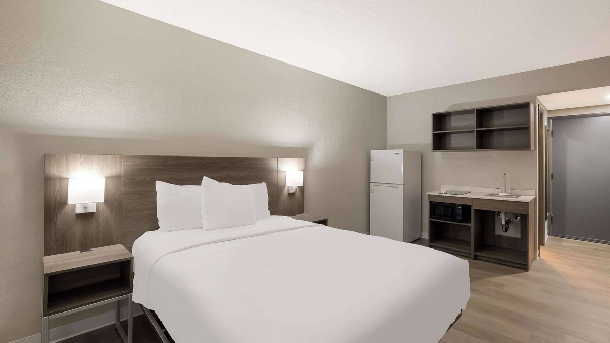 Milwaukee Hotel | Suburban Studios Milwaukee Airport