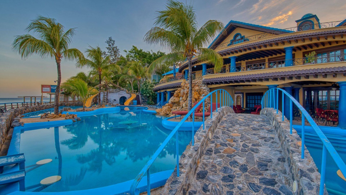 Bouvet Island Cabin | Suenos Grande Villa - Luxury three bedroom, three bathroom poolside villa