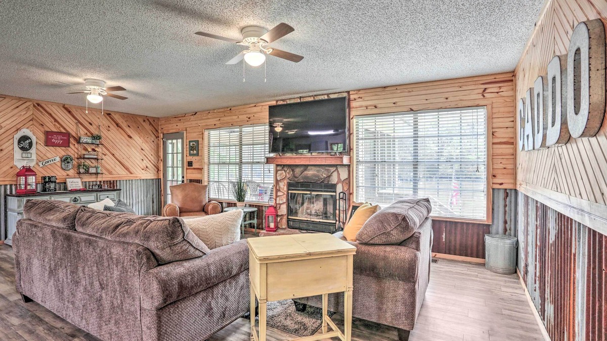 Jefferson House | ‘Sue’s Camp’ w/Caddo Lake Access & Dock!