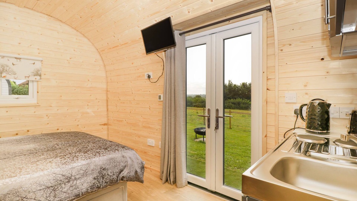 Cross Cottage | SUFFOLK, pet friendly, with hot tub in Axbridge