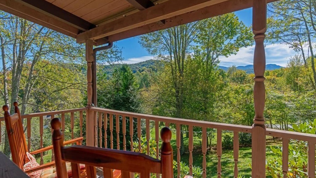 Banner Elk Cabin | Sugar Mountain Sugar Shack - Mountain Cabin, Gas Logs, Outdoor Space, 5 minutes to Sugar Mountain.