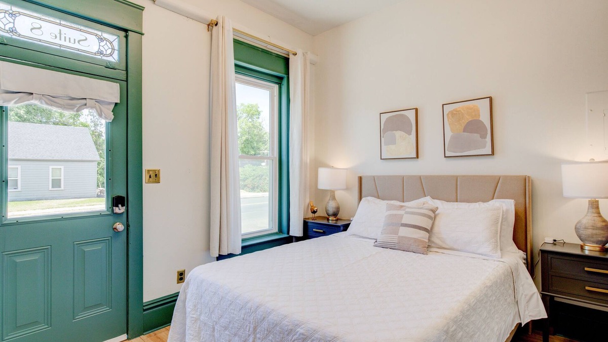 Springville Hotel | Suite 8 | Historic Art City Inn