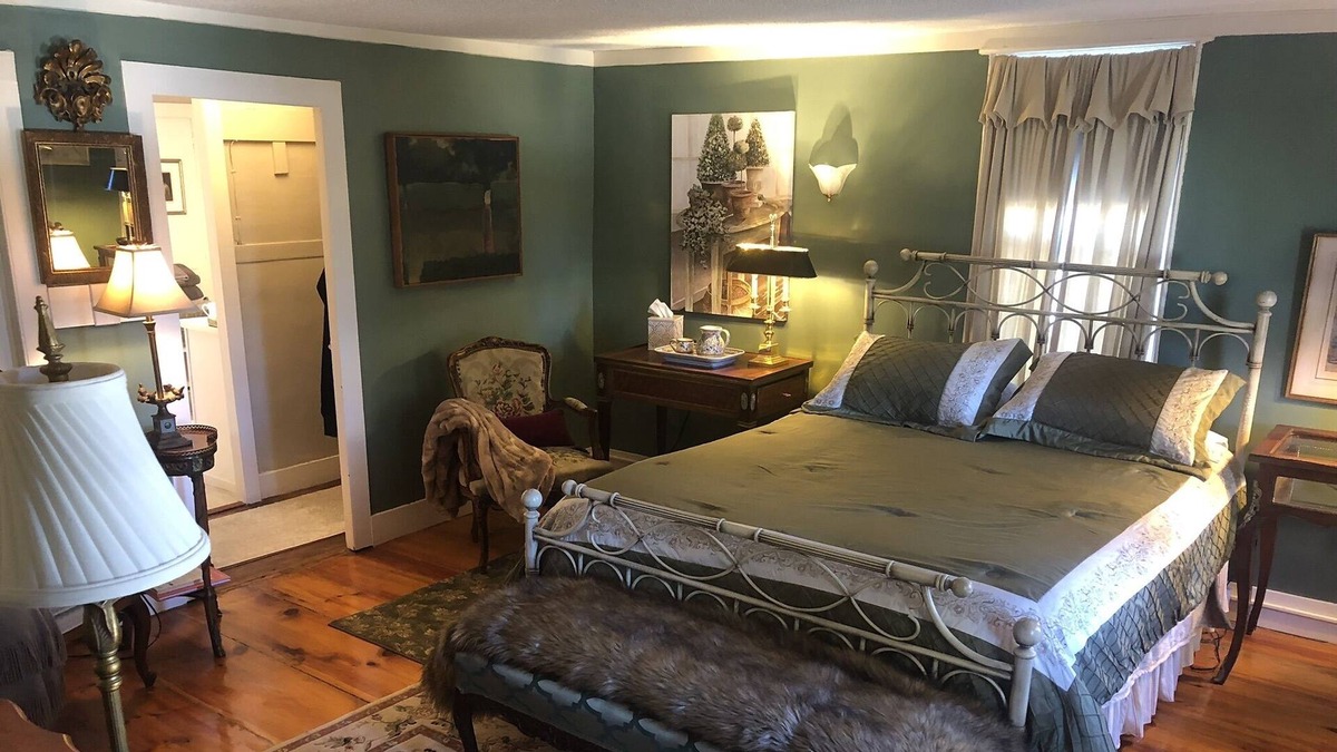 Marion Bed & Breakfast | Suite at Silvershell Inn