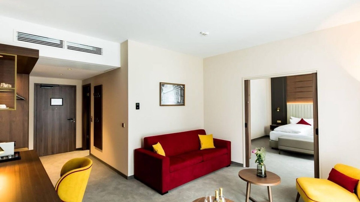 Center House | Suite deluxe, shower and bath, WC - Hotel am Schloss