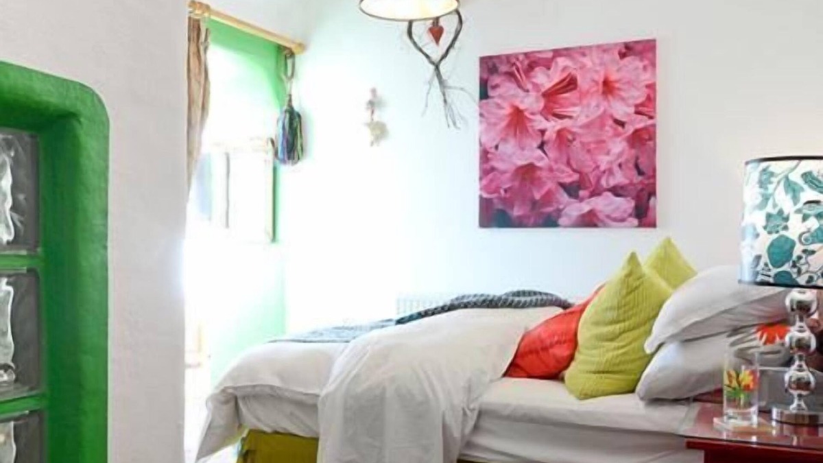 St Austell Bed & Breakfast | Suite-Ensuite with Shower-Lawnside