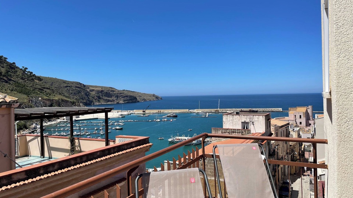 Castellammare del Golfo Apartment | SUITE DE LA SICILIENNE - with terrace, 2 kitchens and 2 bathrooms. Sea view. Downtown