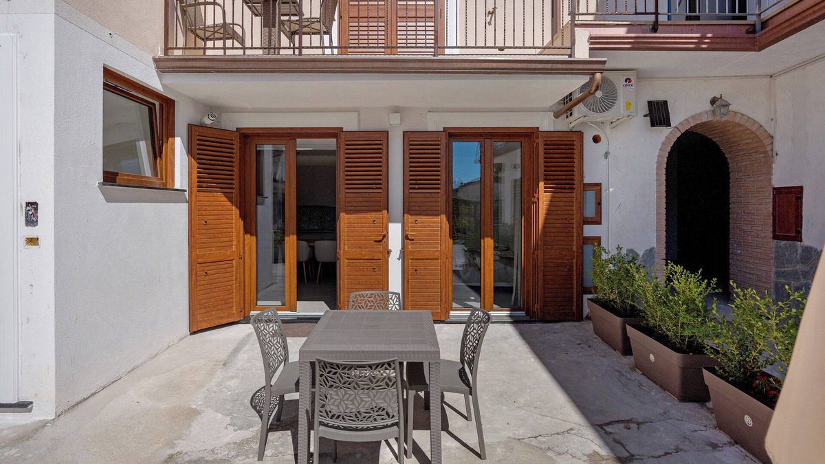 Bomerano Apartment | Suite La Camelia with Mountain View, Wi-Fi and Air Conditioning