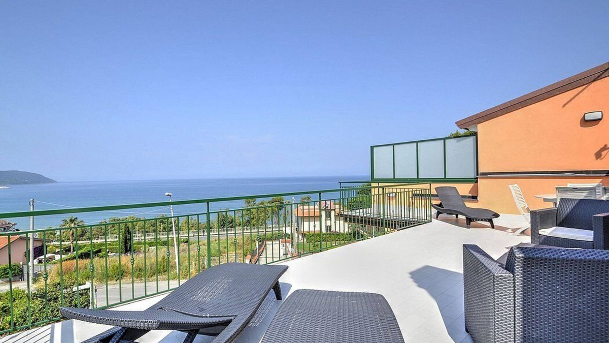 Agropoli Apartment | Suite Naomi: A modern and graceful apartment that is part of a villa which faces the sun and the sea, with Free WI-FI.