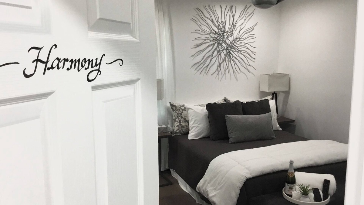 Severn House | Suite Retreat Luxurious 3 BR, 3 BathRoom Rancher has game room and house keeper.