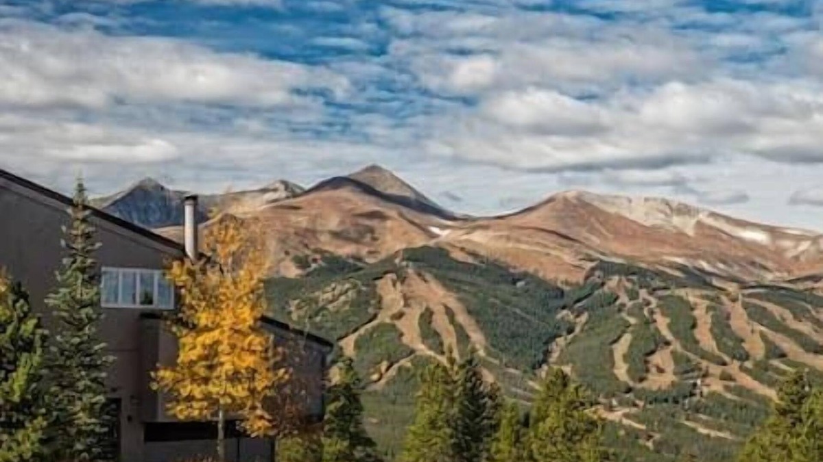 Baldy Mountain Resort | Suite Sleeps 6 | Hot Tub | Lounge | Concierge