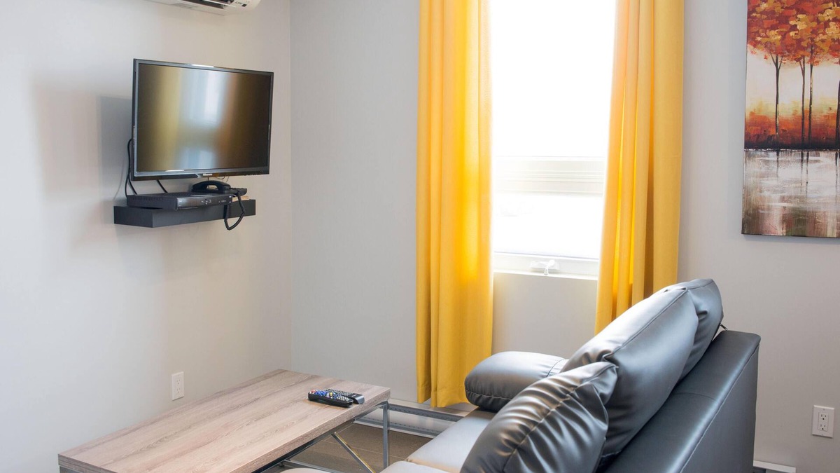 Rouyn-Noranda Apartment | Suite with closed bedroom and sofa bed on the rue Principale (Le Chic-urbain)