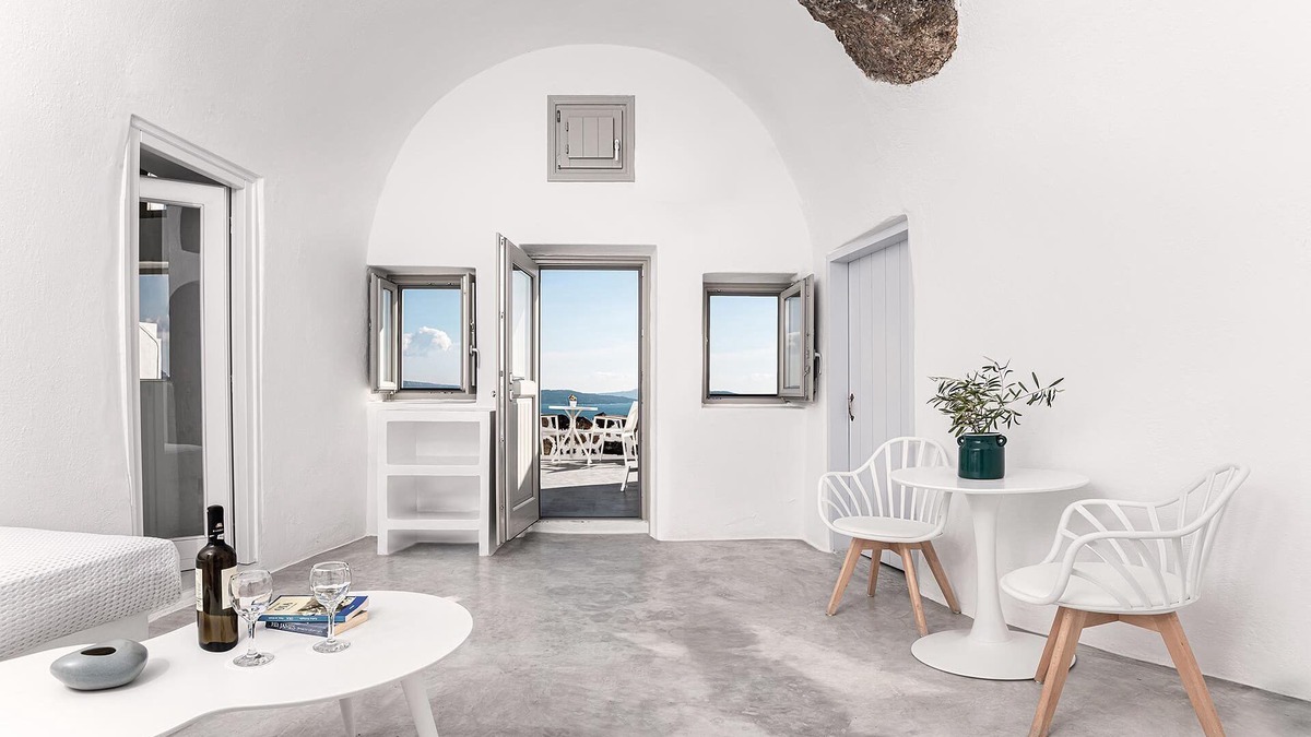 Oia Hotel | Suite with Private Hot Tub