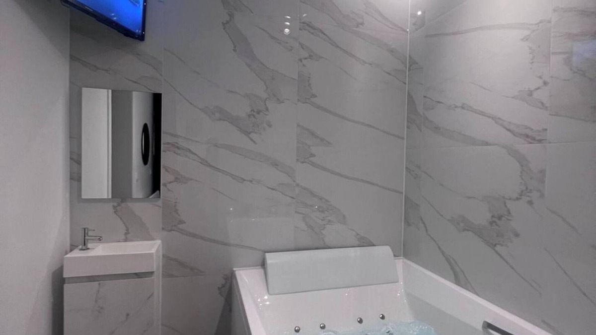 Jemeppe-sur-Meuse Apartment | Suite With Private Jacuzzi