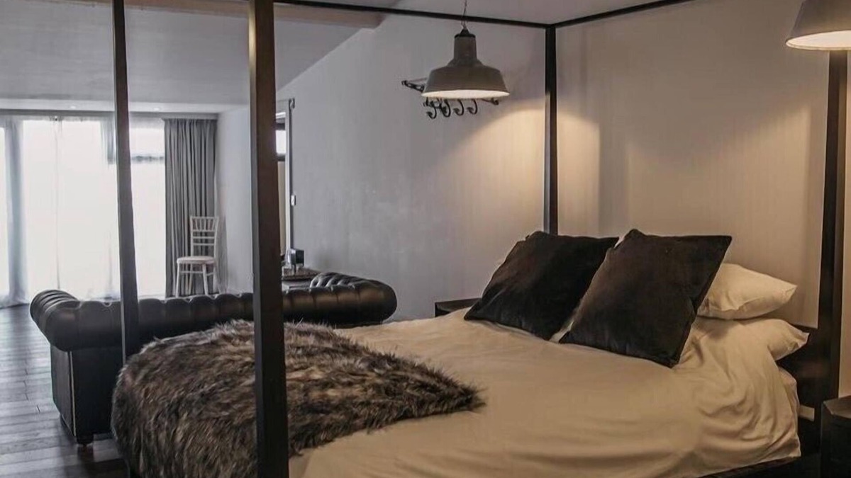 Clitheroe House | Suite with roll top bath
