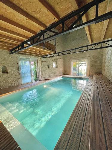 Ventenac-Cabardes Bed & Breakfast | Suites zen dans maison d'hôtes avec piscine intérieure et jardin