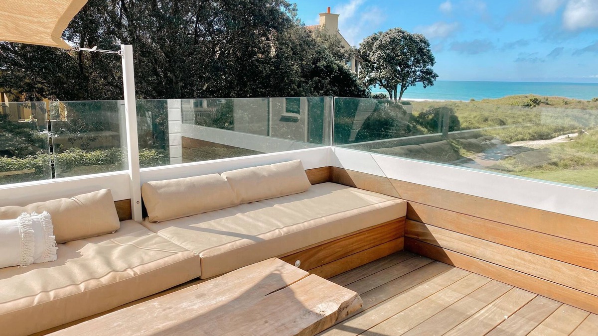 Mount Maunganui House | Sully’s Beach House: 45 seconds to beach, sleeps 7