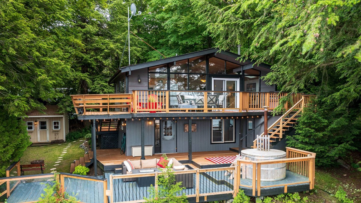 Bala Cabin | Summar Getaway on Lake Muskoka! Hottub, Canoe, Kayak, BBQ, Patio