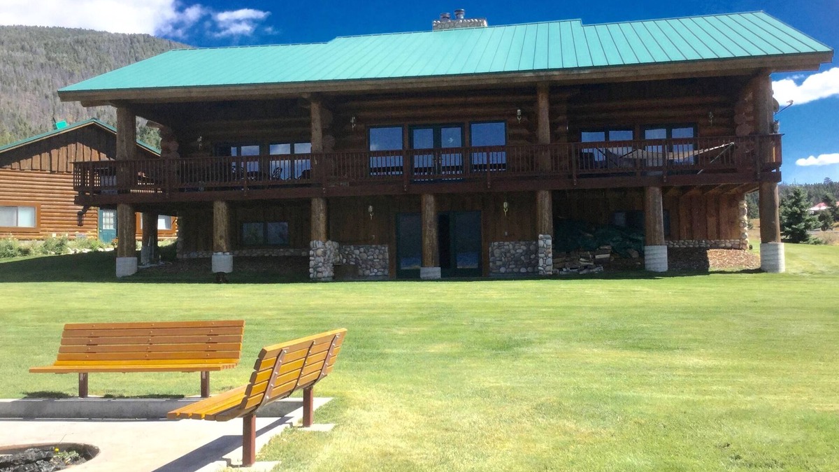 West Yellowstone House | Summer '26 Available! 4700 sq ft log home on 5 acres overlooking Hebgen Lake.