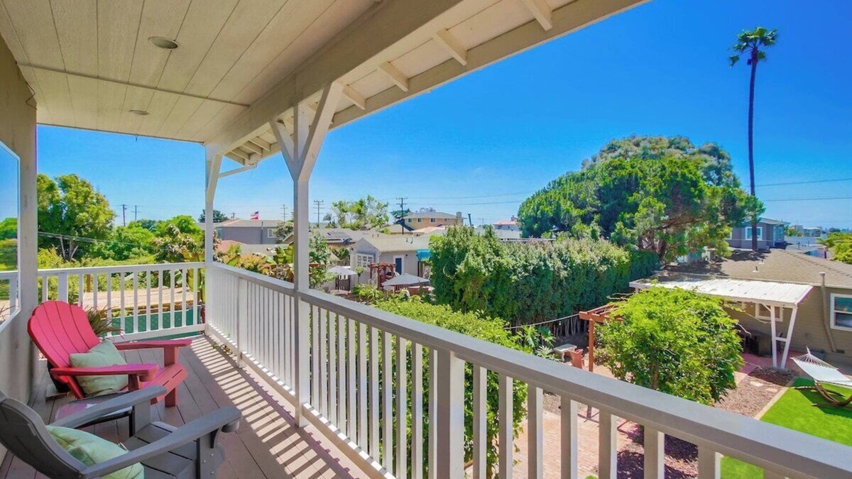 Bay Park Cottage | Summer at Safari Bay Hideaway-pet friendly yard!