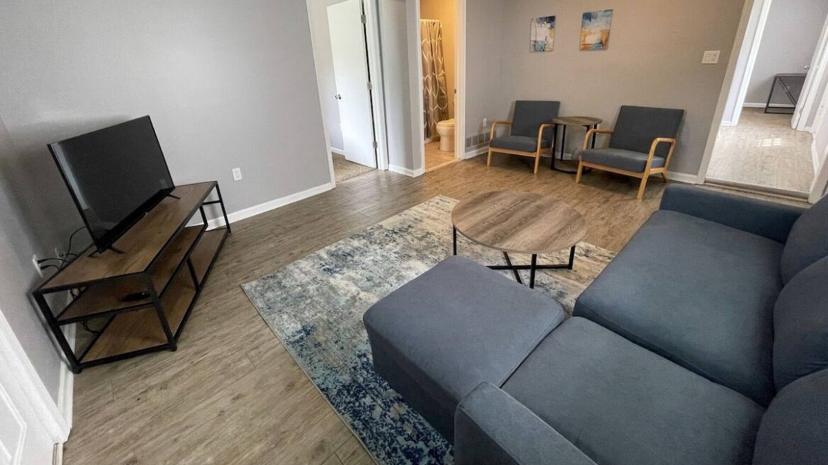 Taylor Apartment | Summer Boaters Crash Pad * Spacious 3BR 3 Bath * Near DTW