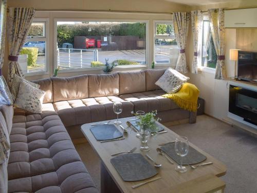 Knaresborough House | Summer Breeze - Uk37642