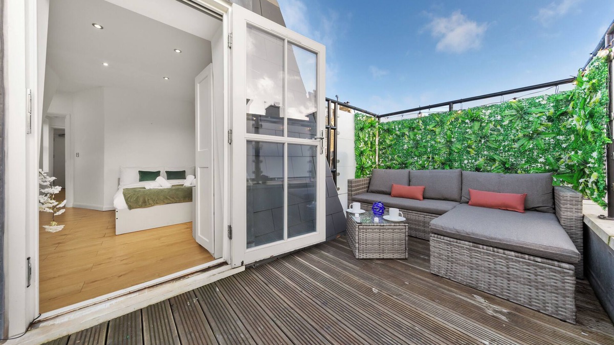 Latchmere Apartment | Summer Chelsea-Battersea Apartment w/Private Rooftop Terrace